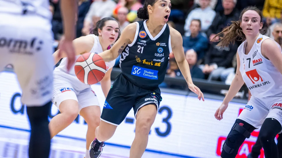 Brooke McCarty-Williams utsågs till årets MVP, årets guard, årets artist och årets försvarare i basketligan.