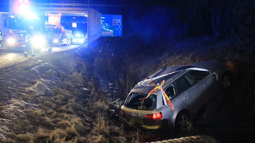En bil körde på fredagskvällen i diket på väg 77.
