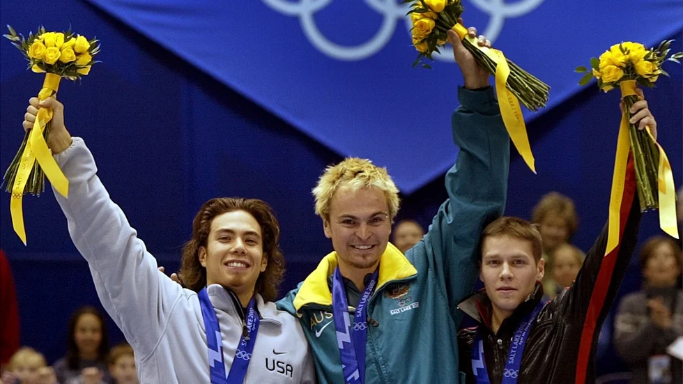 Steven Bradbury, mitten, räddade livet på fyra flickor. Arkivbild.
