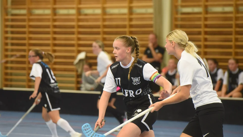 Vimmerby IBK:s damer ser ut att vänta ett tag till på att få klarhet om laget blir kvar i division ett.