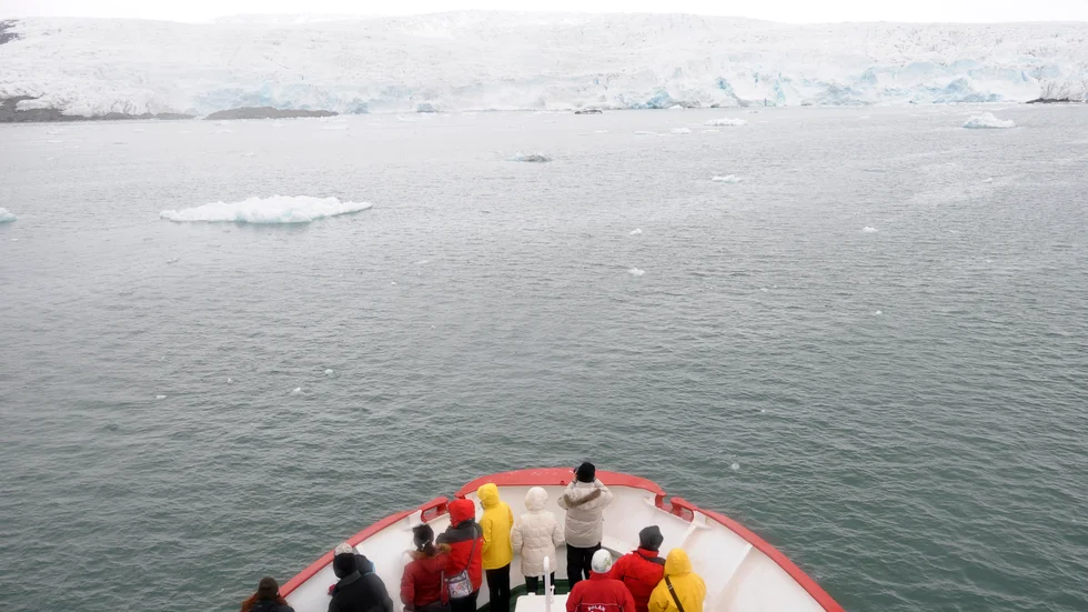Turister vid Nordenskjöldglaciären på Svalbard. Sextio procent av ögruppen täcks av glaciärer. Alla har markant minskat i storlek de senaste tjugo åren till följd av den globala uppvärmningen.