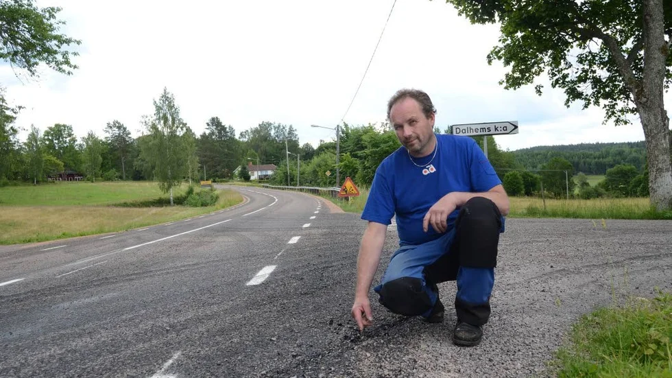 Löst grus. Anders Olofsson petar lite i det lösa gruset på vägen genom Dalhem, väg 860. Beläggningen håller inte.