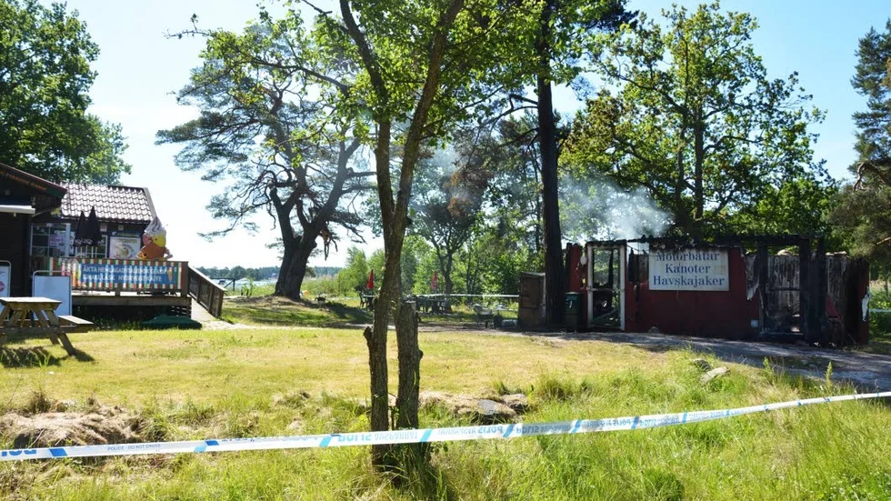 Bränder. Polisen har inget som tyder på att bränderna på Lysingsbadet och på Hemköp har något med varandra att göra.