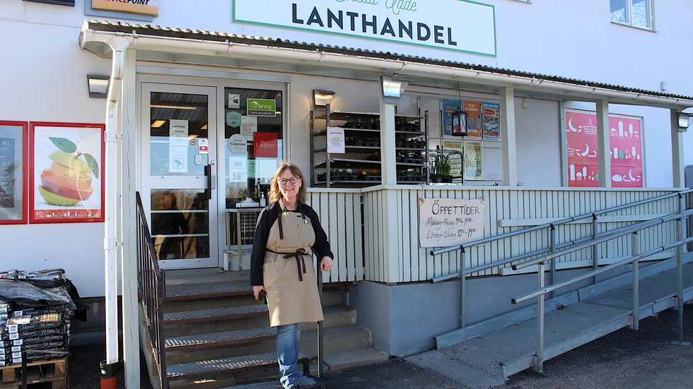 Susanne Hasselqvist sadlade om från reporter till butikschef för Skeda udde lanthandel. Affären är en naturlig samlingspunkt i bygden och utlämningsställe för såväl paket som systembolags- och apoteksvaror.