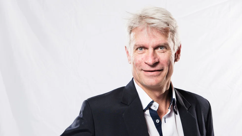 Peter Fröjdfeldt har förståelse för kritiken  men säger att kommunen avvaktar eftersom det inte finns något krav från Svenska Fotbollförbundet att det måstte finnas nio mot nio-mål.
