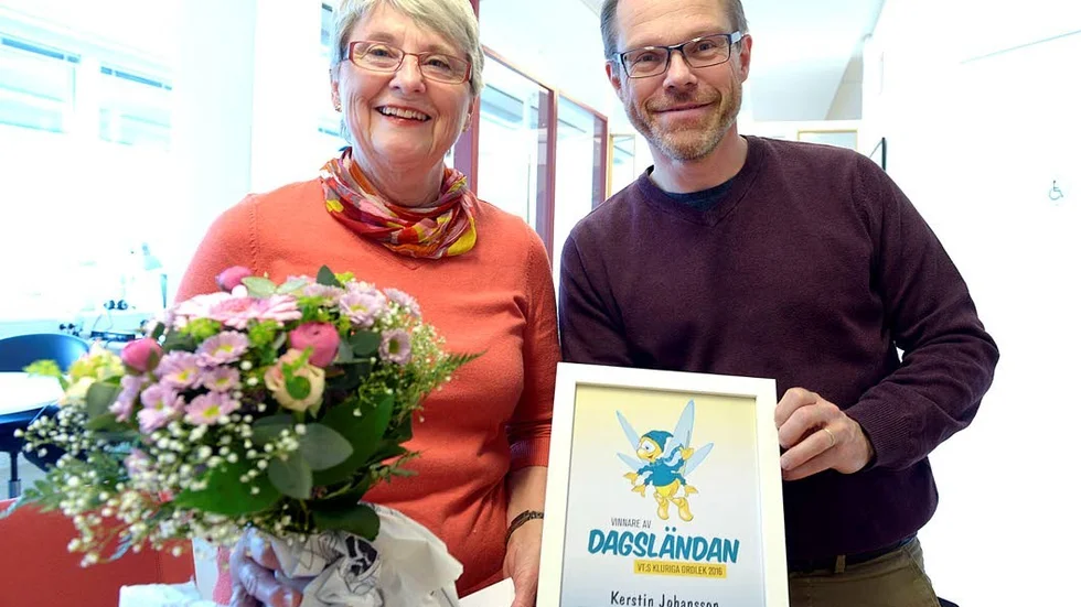 Vinnare. Kerstin Johansson föräras blommor, diplom och prischeck av chefredaktör Mikael Sönne.