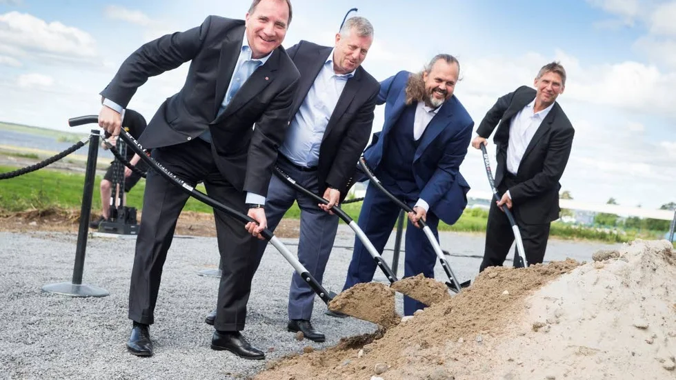 Ett spadtag för ett fossilfritt Sverige. Statsminister Stefan Löfven hade sällskap av bland andra Bengt Kjell, Mårten Görnerup och Jan Moström när det första symboliska spadtaget för Hybrits pilotanläggning skulle tas.