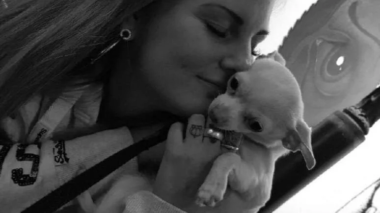Elin Skogqvist älskade sina små hundar Doris och Bosse. Alla tre dog de i olyckan på julafton.