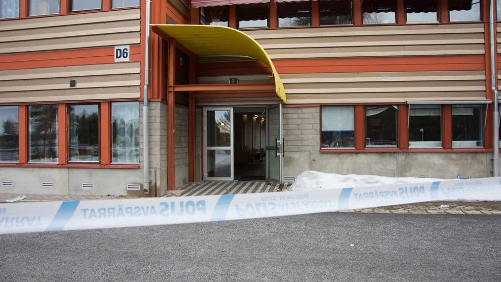 Dörrar och fönster står vidöppna för att vädra ut brandröken. Den delen av skolan där branden startade har polisen spärrat av. En teknisk undersökning ska genomföras på platsen.