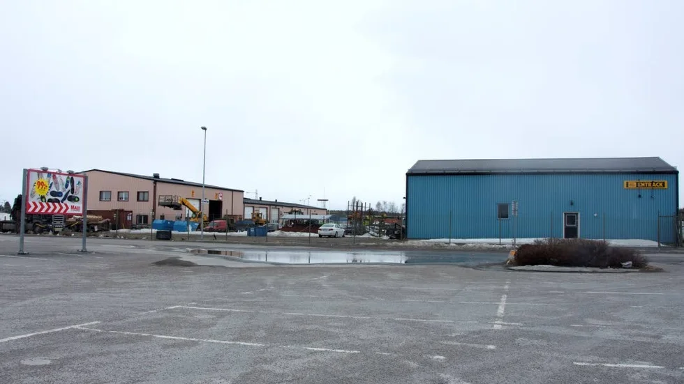 Nära. På denna fastighet på Storheden kan ett helt nytt leos lekland komma att byggas upp. Bilden är tagen från Ica Maxis parkering och det är närheten till publikmagneter som just Ica maxi som lockar ägarna till Leos lekland. Nyligen köpte de fastigheten och ett nytt Leos kan bli nästa byggnad på området.