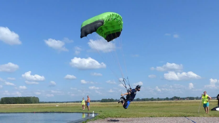 Här ser vi Stefan Burström under ett av hoppen i momentet precision i canony piloting. Stefan Burström som är svensk landslagsman i grenen kom på andraplats i SM.