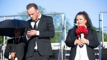 Kärlek och tidsjakt i musikalen "Stoppa världen - jag vill stiga av". Albin Flinkas och Jessica Heribertsson i de två huvudrollerna.