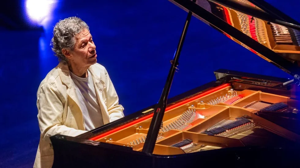Att spela solopiano är ett ensamt jobb, sade Chick Corea från Uppsala Konsert & Kongress scen.
