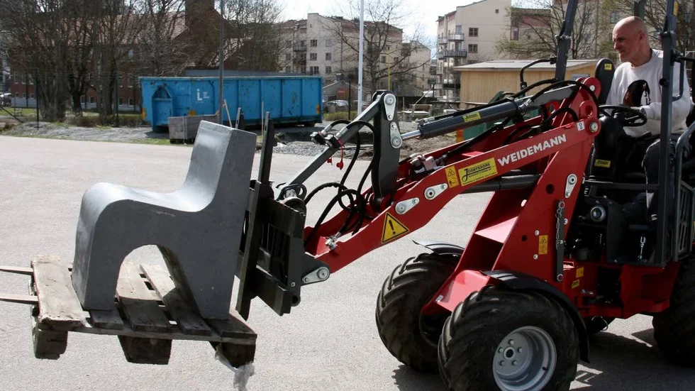 Läraren Glenn Zeste kör trucken med denna eleganta möbel på gaffeln.