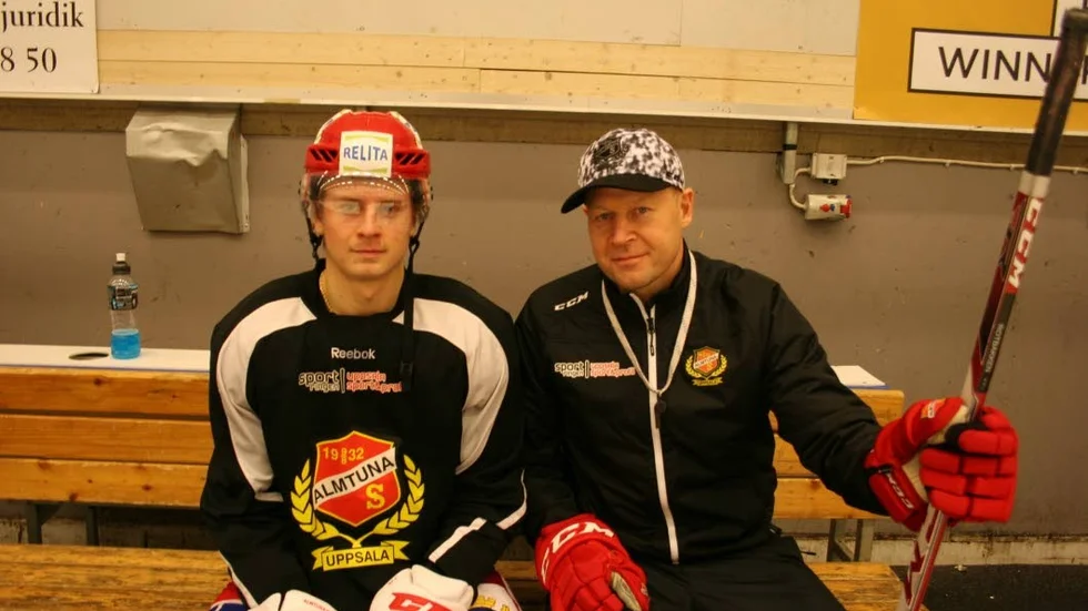 Jacob med pappa Marcus, som även är hans tränare, i Gränbyhallen.
