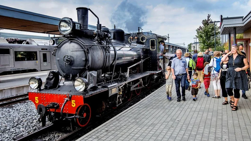 142-åriga  Lennakatten  utsätts även denna sommar för teatergruppen Tornets  tågrån.