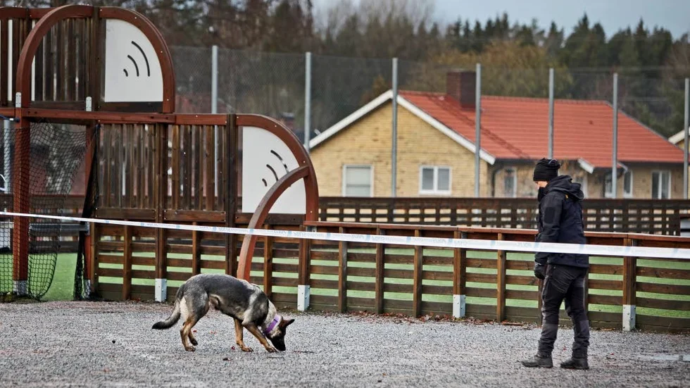 Dagen efter knivmisshandeln sökte polis genom området.