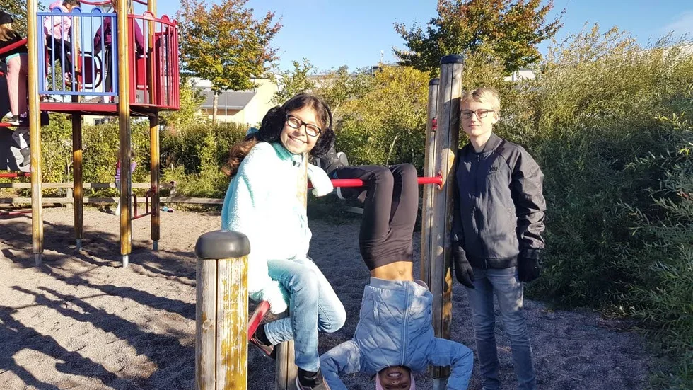 Bäst i test. Västra Stenhagenskolan får toppbetyg av Isak Agerson Westin (till höger i bild). De yngre barnen Helena Fazili  och Anya Davidson tycker deras är både grön och rolig.