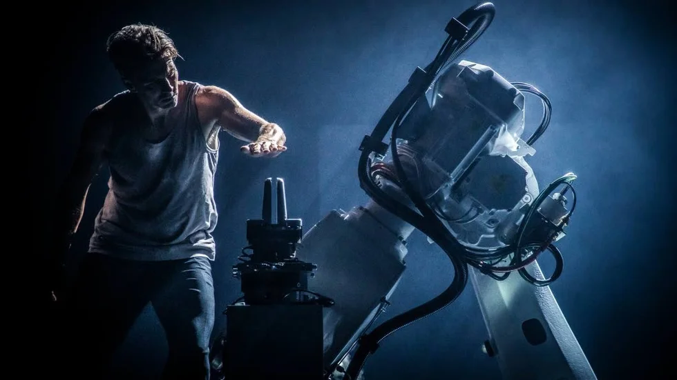 Fredrik "Benke" Rydman dansduellerar själv med en industrirobot i första delen av sin version av "Våroffer".