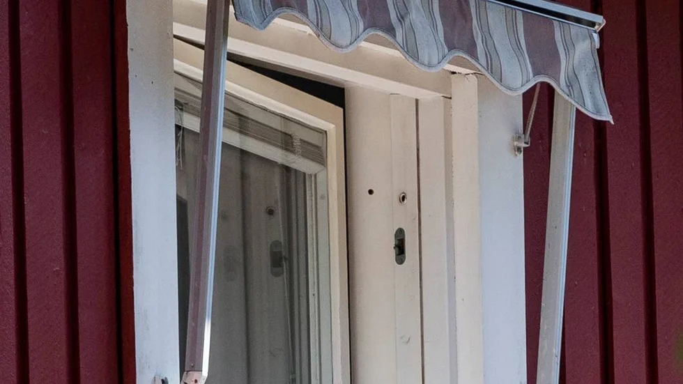 Två kulor träffade fönsterkarmen på ett närliggande hus.