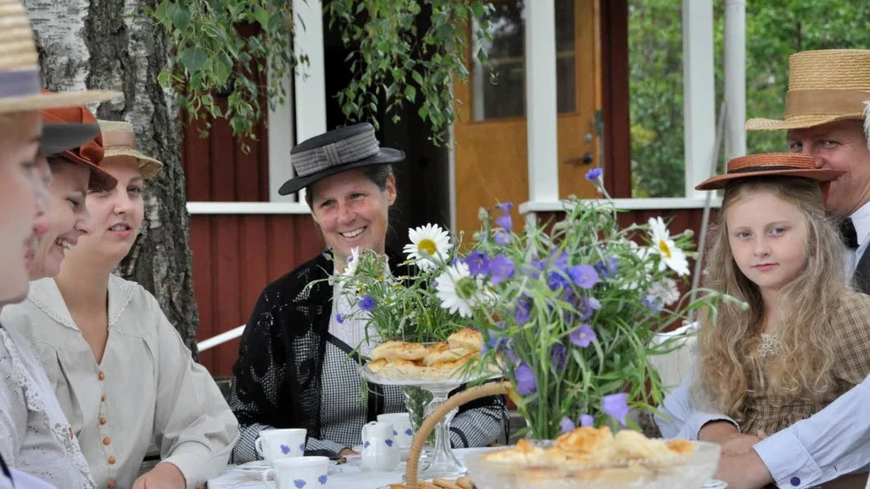 Eva Lenhammar (i mitten) hade inget emot att låna ut hus och trädgård för filminspelning i Selknä.
