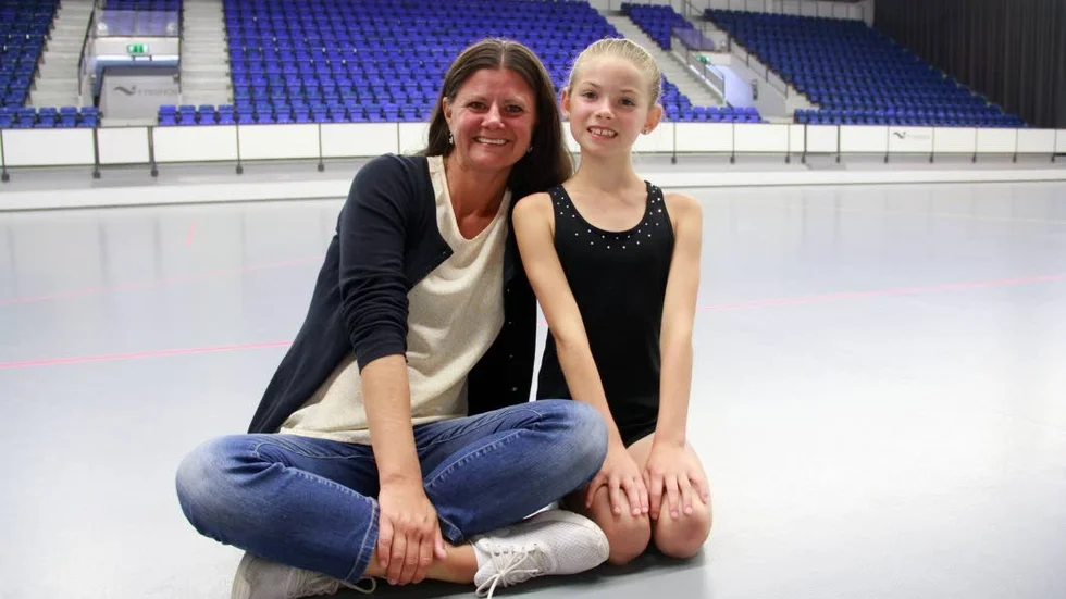 Alice Almesjö med sin mamma Josephine Almesjö som skjutsar till träningen.