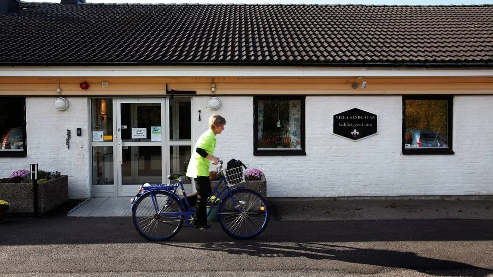 Verksamheterna som först skulle flytta från Villa Sandgatan blir kvar. Två administrativa tjänster tas däremot bort.
