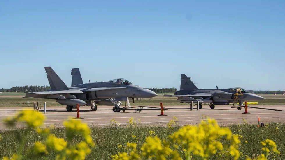 På Ärna står det finska F18 Hornet bredvid det svenska JAS 39 Gripen.