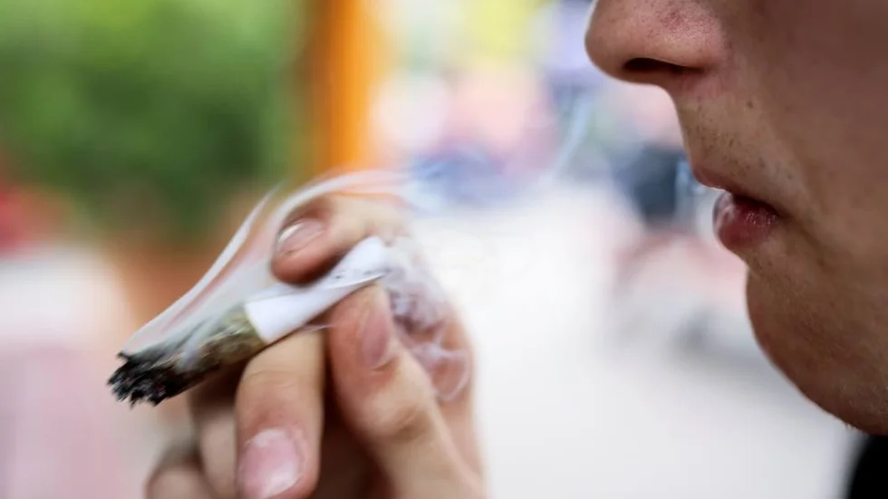 Poliserna kände doften av cannabisrök.