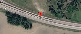 Brinnande lastbil påverkar trafiken på E20