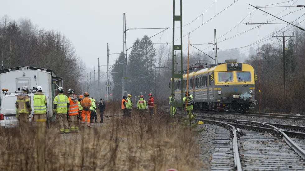 Räddningstjänsten larmades till en olycka i centrala Härryda där en personbil har blivit påkörd av ett tåg.