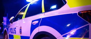 Full kvinna ville värma sig i polisbil – började slåss