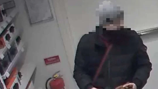 Den misstänkte mannen på en övervakningsfilm under en av de misstänkta stölderna, i det här fallet på Clas Ohlson.