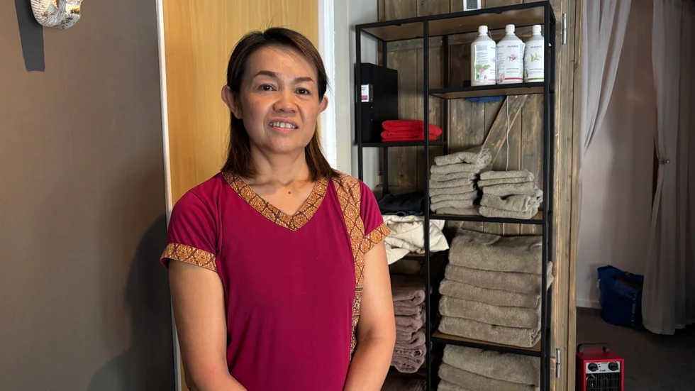 Manatsanan Boonkerd jobbar på Bangkok Thaimassage i Enköping. Hon är kritisk till att alla salonger drabbas av Epassis beslut att tillfälligt inaktivera thaimassage på plattformen.
