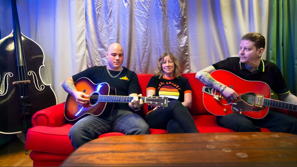 Reaktionerna har inte låtit vänta på sig sedan Robert Larsson, Solveig Nordmark och Emil Henriksson i Sunway & The Sunrays släppt en låt på överkaliska. 
