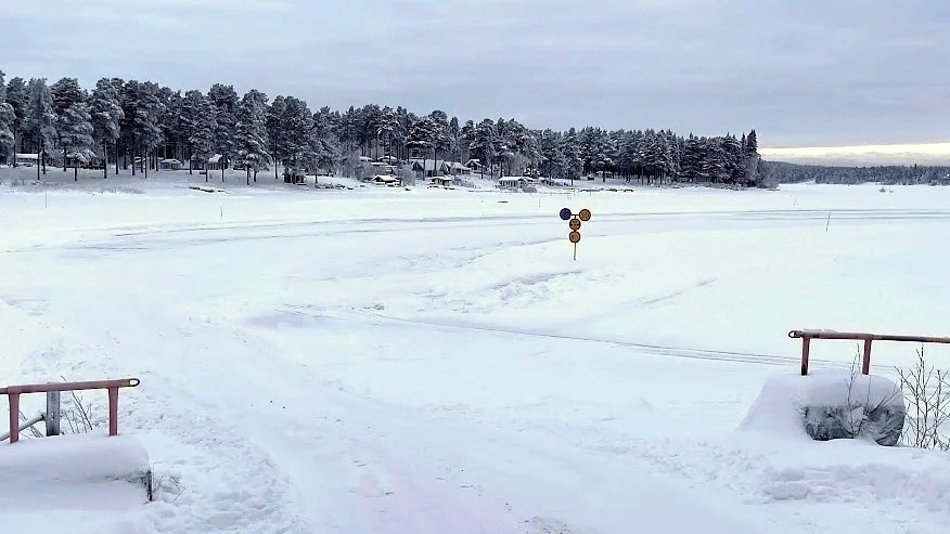 Isvägen ut till Sandön har stängts efter det milda vädret som varit den senaste tiden.