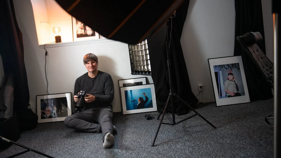 Micke Sandström i sin ateljé. Längst till höger syns en teaterbild från Uppsala stadsteater. Till vänster en bild på Håkan Hellström från 2010 och närmast till höger om fotografen syns Lykke Li från 2011.