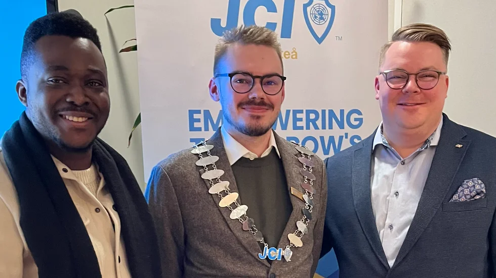 William Gunnerud (mitten) tillsammans med Joshua Idiong (vänster) och Kim Salsbring, nationalpresident och grundare av JCI Skellefteå (höger) vid invigningsceremonin på Skellefteå juniorhandelskammare.