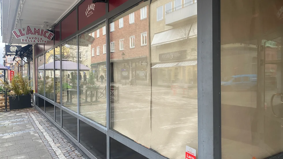 Just nu är det stängt, och fönstren förtejpade. Ll'Amice centralt, som äger varumärket, säger sig ha blivit helt förda bakom ljuset av de lokala ägarna i Nyköping.