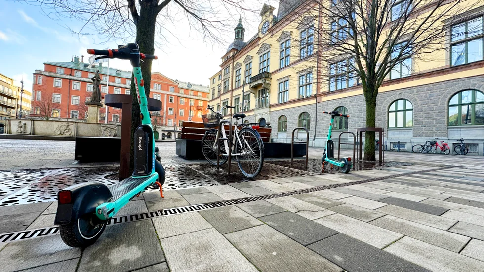 Här står en elsparkcykel felparkerad. En meter längre fram hade gjort att elsparken stått rätt parkerad.
