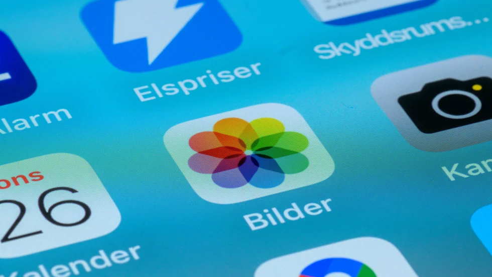 Paret hade nyligen gjort slut när kvinnan sökte upp expojkvännen för att få honom att radera bilder och filmer av henne. Nu åtalas hon för att ha misshandlat honom vid tillfället.