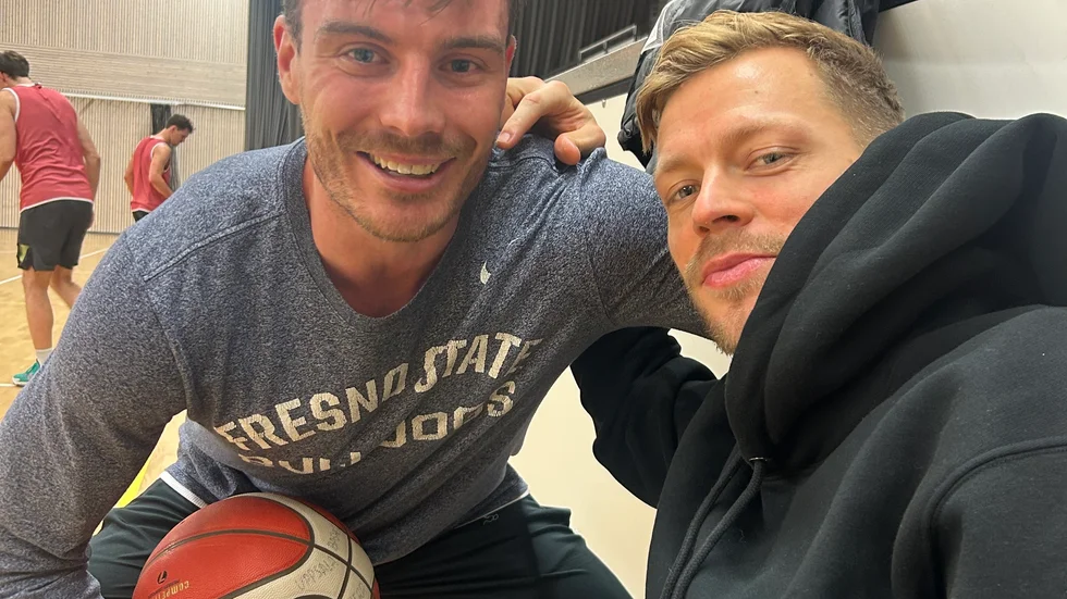 Viktor Gaddefors (till höger) gästade Uppsala baskets träning under måndagskvällen. Här på bild med trotjänaren Lukas Friberg (till vänster).