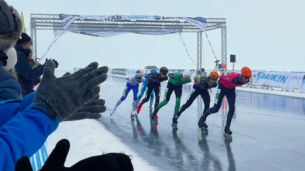 Skridskoåkarna kämpade på i blåsten. De hade börjat 07:00 och var inte i mål förrän framå klockan 14. Långt åkte de också. 20 mil i det här tredje och sista loppet i Schaatzen Grand Prix. 
När männen väl gick i mål hade kvinnorna ungefär tre varv kvar i den stundtals kraftiga vinden. 