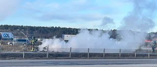 Bil fattade eld på E4 – orsakade omfattande trafikstörning