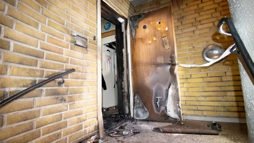 Branden anlades före klockan fem på morgonen och riskerade att spridas vidare i huset. 