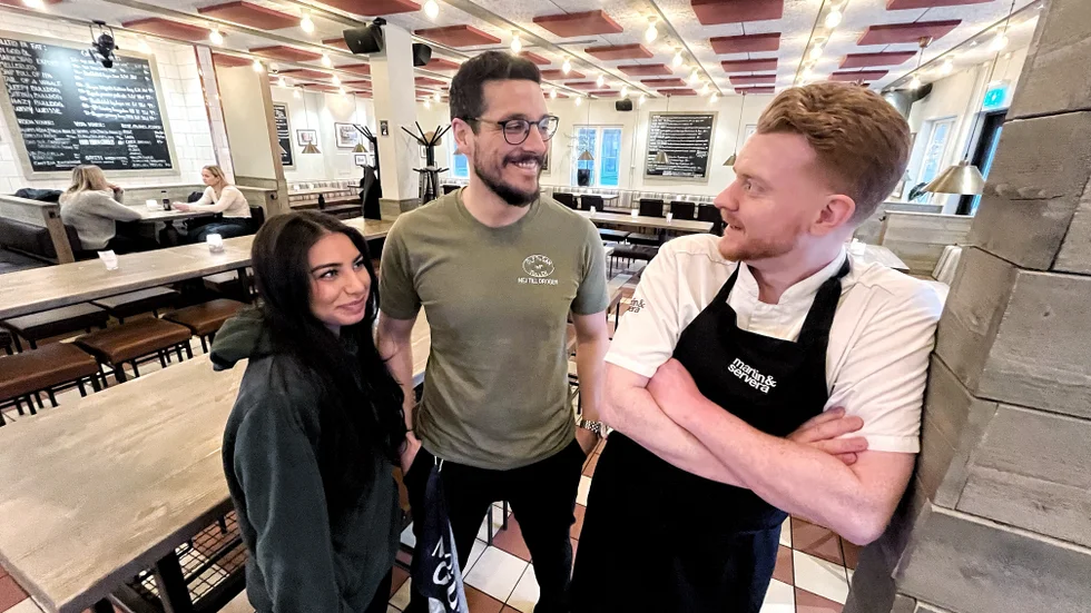 Felicia Danho och Emil Shamon från Ölstugan Tullen längtar till att få utvidga lokalerna. "Det behövs" säger Emil. Här syns de tillsammans med kocken Hannes Johansson.