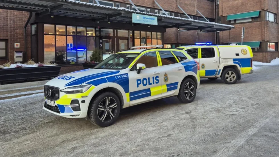 Flera polispatruller var på plats vid Luleå kommuns lokaler i centrala Luleå.