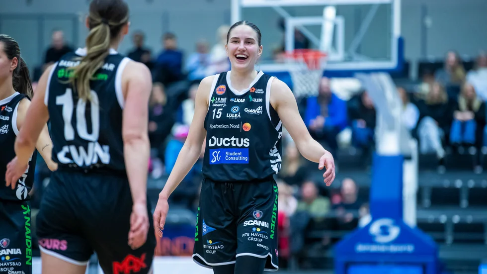 Det blev en skrattmatch för Fanny Wadling, Mehryn Kraker (10) och de övriga spelarna i Luleå basket när de gästade Mark Borås och kunde vinna med 55 poäng.