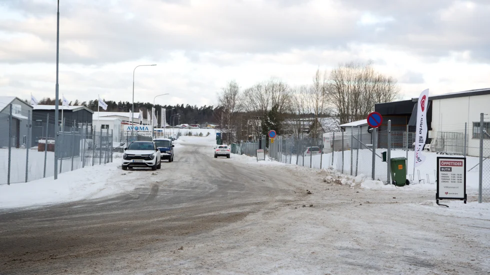 Dynamovägen och Turbinvägen i Motala ska bli parkeringsförbudsområde. På bilden syns Turbinvägen utanför secondhandbutiken Hjärta till Hjärta.
