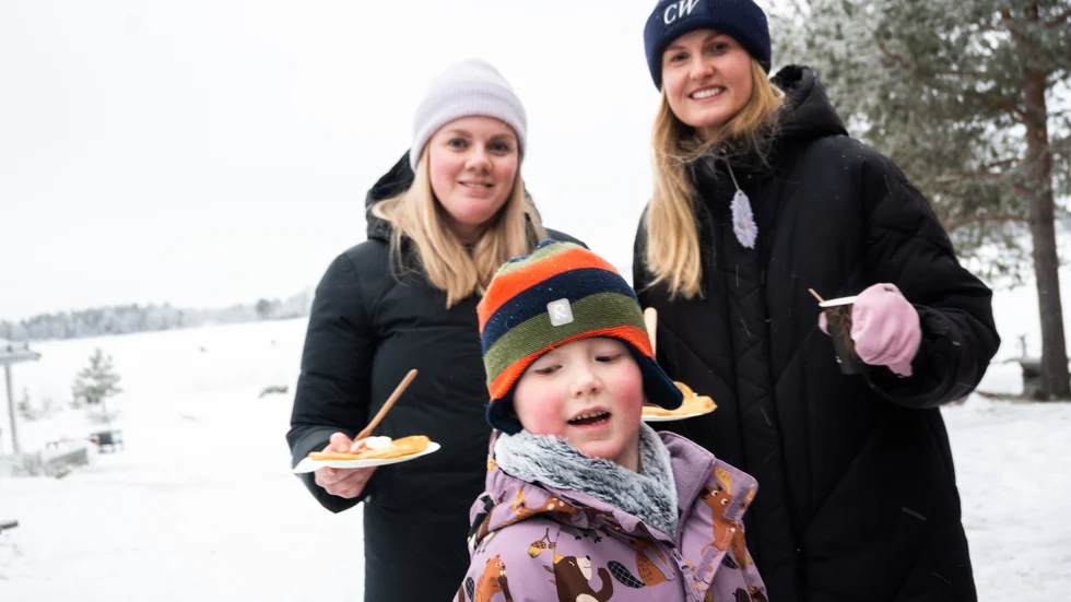 Lydia Gröning från Luleå har fått besök av Louise Bergström och Ole Månsson, fem år, från Gävle och då passade hon på att ta med dem på en utflykt till Gråsjälören. "Vi ville göra något roligt", säger Lydia. Och det föll väl ut. "Det är jättemysigt. Och coolt att man kunde gå på isen tyckte Ole. En jättekul aktivitet", säger Louise. "Mycket kallt", understryker Ole. 